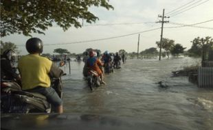 Diprediksi Rob, Gubernur Jatim Minta Warga Pesisir Siapkan Karung Pasir