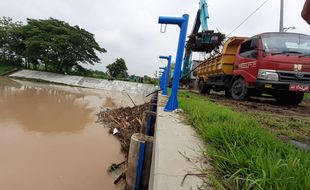 Sampah Kayu Tutup Pintu Air di Madiun, Jumlahnya Sampai 20 Truk Sekali Angkut