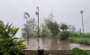 Selo Boyolali Berkabut Tebal Setelah Gunung Merapi Keluarkan Awan Panas