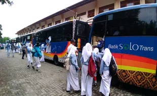 Hari Pertama Angkutan Siswa SMPN 3 dan SMPN 18 Solo Pakai BST Semwarut