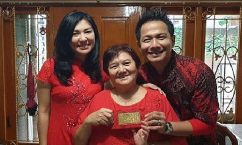 Angpau dari Delon buat Ibunda: Emas Batangan 24 Karat!