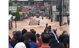 Video Viral: Tangguh! Angkot Isuzu Panther Terobos Banjir Tanpa Mogok