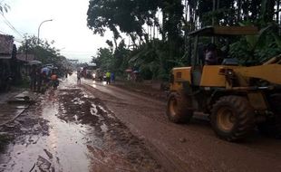 BPBD Cilacap Kerahkan Alat Berat Tangani 2 Titik Longsor