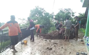 Hujan Deras, Tebing 3 Meter di Kediri Longsor Rusak Dua Rumah