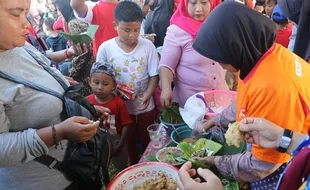 Ganjar Pranowo Bersepeda dari Semarang ke Grobogan demi Nasi Pagar