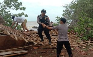 5 Warung di Batang Porak Poranda Diterjang Puting Beliung