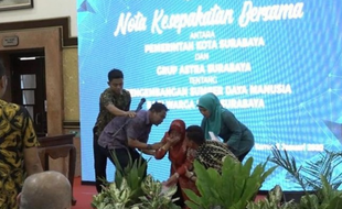 Risma Sujud Syukur karena Anak Putus Sekolah Dapat Beasiswa, Netizen Terharu