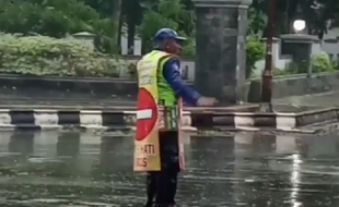 Tangguh! Meski Hujan, Supeltas Ini Tetap Semangat Atur Lalu Lintas di Solo