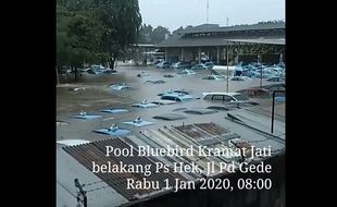 Banjir Jakarta Genangi Pool Blue Bird, Taksi-Taksi Terendam