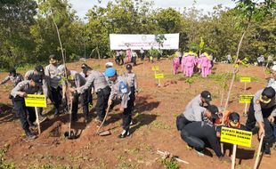 Tanam 2.000 Pohon di Lereng Gunung Wilis, Kapolres Madiun Minta Warga Merawatnya