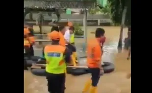 Video Viral Dirut KAI Naik Getek Berkursi Tinjau Banjir di Jakarta