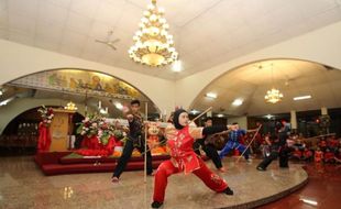 Berhijab, Atlet Wushu Ini Tak Canggung Tampil di Misa Imlek Gereja Katolik Solo