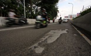 Jadi Jalur Pengalihan, Aspal Flyover Manahan Solo Mulai Rusak dan Berlubang