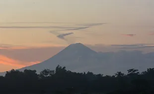 Gunung Semeru Meletus, Waspada Runtuhnya Kubah Lava Kawah Jongging Seloko