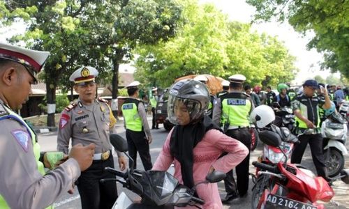 Pakai Sandal Jepit, Ratusan Pemotor Dicegat Polisi