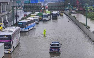 Banjir Juga Rendam Bekasi, Sejumlah Warga Terpaksa Mengungsi