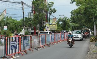 Purwosari Solo Ditutup Mulai Rabu (5/2/2020), Dishub Sukoharjo Pasang Barikade di Ruas Jalan Ini