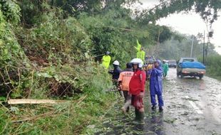 Tanah Longsor Timpa 2 Lokasi di Wonogiri, Jalan & Rumah Jadi Korbannya