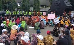 Guru Honorer Jateng Demo di Kantor Gubernur