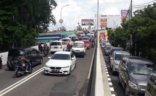 Duh, Flyover Manahan Solo Berlubang! Bahaya dan Bikin Macet