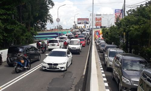 Duh, Flyover Manahan Solo Berlubang! Bahaya dan Bikin Macet