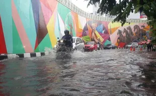 Hujan Deras Bikin Kawasan Flyover Manahan Solo Tergenang, Lubang Aspal Bertambah