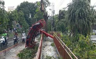 Dahan Roboh Timpa Halte BST di Tipes Solo hingga Ambruk, 2 Pelajar SMP Terluka