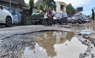 Belum Sebulan Jadi Jalur Pengalihan Arus Flyover Purwosari Solo, Jalan Tugu Lilin Rusak Parah