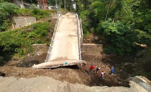 Jembatan Pusung Boyolali Mulai Diperbaiki, 2 Crane Disiapkan Untuk Angkat Pelat