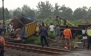 Truk Ringsek Dihantam KA Argo Lawu di Jogonalan Klaten