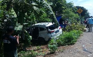 Kecelakaan Karambol di Madiun, 2 Mobil Ringsek Sosor Pohon Pisang