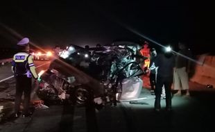 Avanza Tabrak Truk Trailer di Tol Solo-Kertosono, 2 Orang Meninggal