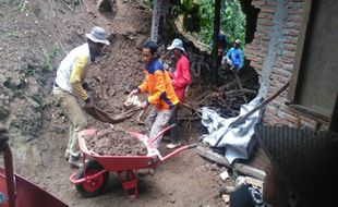 Tebing Tanah Setinggi 16 Meter Longsor Timpa Dinding Rumah Warga Karangtengah Wonogiri