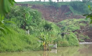 Tanah Longsor di Tepi Tol Cipularang, 1 Lajur Ditutup