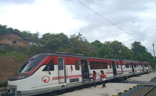 Railbus Batara Kresna Nyerempet BST di Solo: Spion Pecah – Kaca Retak