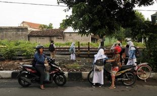 Pejalan Kaki di Rel Ganda Jl. Transito Meningkat Akibat Proyek Flyover Purwosari Solo