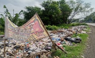 Gunungan Sampah Cemari Jl. Ring Road Mojosongo Solo