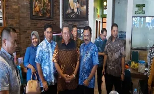 SBY Makan Siang Di Warung Ayam Goreng Mulyani Sukoharjo, Ada Agenda Apa?