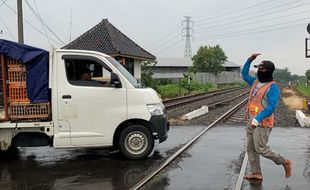 Tangguh! Supeltas Ini Tantang Maut Atur Lalu Lintas di Perlintasan KA Dagen Karanganyar