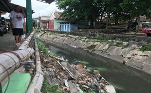 Talut Kali Jenes Solo Ambrol, 3 Sepeda Hanyut dan 1 Rumah Terancam Longsor