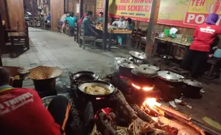 Unik, Warung Tiwul Di Wonogiri Ini Hanya Buka Saat Malam Kliwon dan Pon