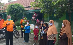 Sukarelawan Tulung Klaten Bagikan 2.000 Masker