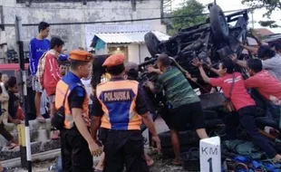 Motor Roda Tiga Tertabrak Kereta Api di Semarang