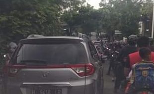 Macet Parah, Netizen Tuntut Traffic Light di Meteseh Semarang