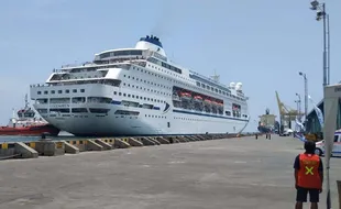 Ditolak di Surabaya, Kapal Pesiar MV Colombus Bersandar di Semarang