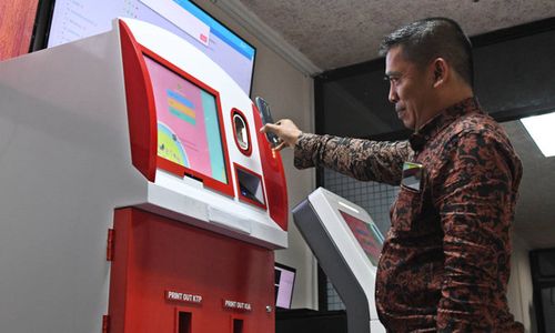 Mengintip Cara Mesin ADM Bisa Cetak E-KTP Hanya 1 Menit