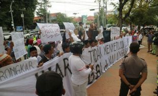 Warga Demo di Balai Kota Semarang Tolak IMB Gereja