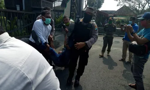 Adang Dan Gebrak Mobil Bupati Tulungagung, Wartawan Soerabaia Newsweek Dicokok Polisi