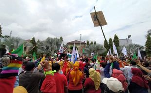 Ratusan Buruh Karanganyar Demo Tuntut Tolak RUU Omnibus Law