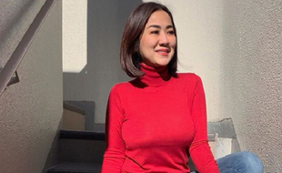 Makin Menantang! Ini Pose Tante Ernie di Instagram dengan Baju Merah Seksinya